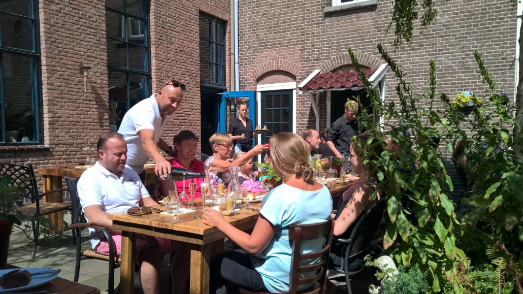 restaurant 'Over' draait - pop up - proef met genodigden op een geheime locatieop 9 augustus 2015 in in Haarlem.